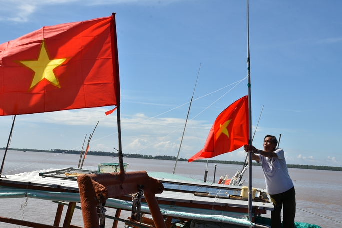 Thêm 2.000 lá cờ Tổ quốc tặng ngư dân tỉnh Bến Tre - Ảnh 12.