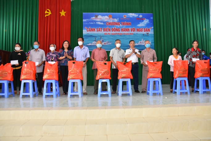 Thêm 2.000 lá cờ Tổ quốc tặng ngư dân tỉnh Bến Tre - Ảnh 19.