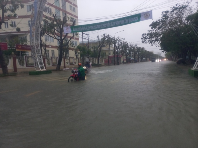Quảng Nam: 2 người bị lũ cuốn, đường phố Tam Kỳ thành biển nước - Ảnh 3.