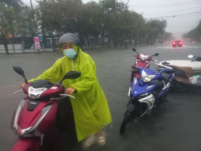 Quảng Nam: 2 người bị lũ cuốn, đường phố Tam Kỳ thành biển nước - Ảnh 15.