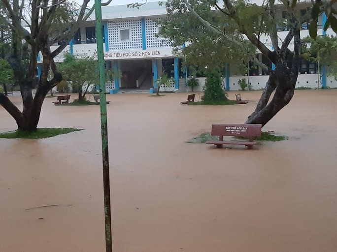 Một trường tiểu học tại xã Hòa Liên, huyện Hòa Vang bị ngập úng