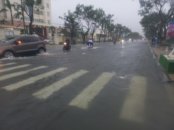 Quảng Nam: 2 người bị lũ cuốn, đường phố Tam Kỳ thành biển nước - Ảnh 9.