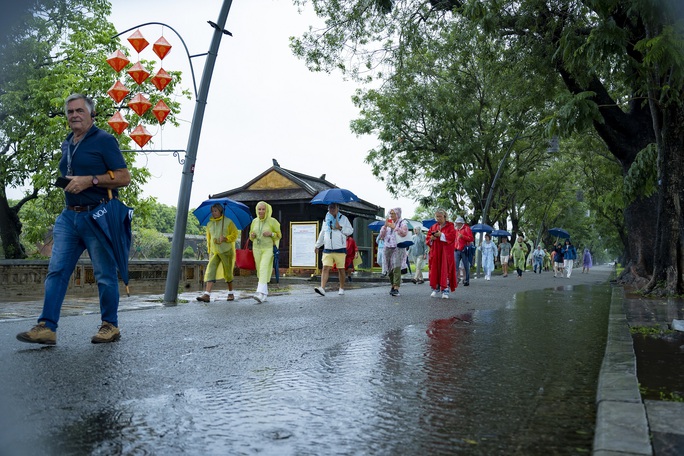 Du khách đến từ tàu biển hạng sang thích thú với đặc sản  mưa Huế - Ảnh 1.