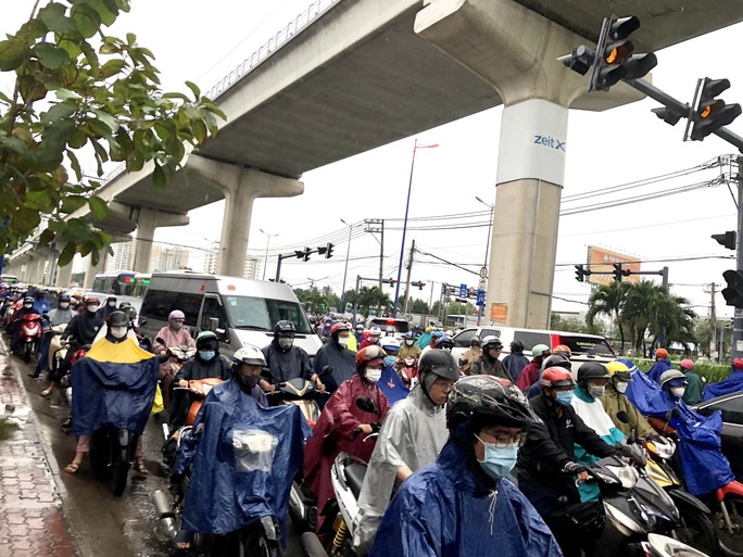 TP HCM: Sáng sớm, hàng ngàn phương tiện đánh vật dưới mưa - Ảnh 1.