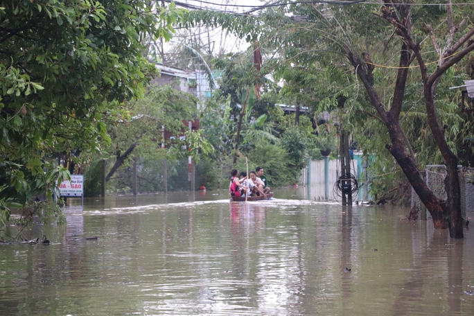 Nhiều nơi ở Quảng Nam ngập sâu hơn 2 m, nước tràn qua Quốc lộ 1 - Ảnh 3.