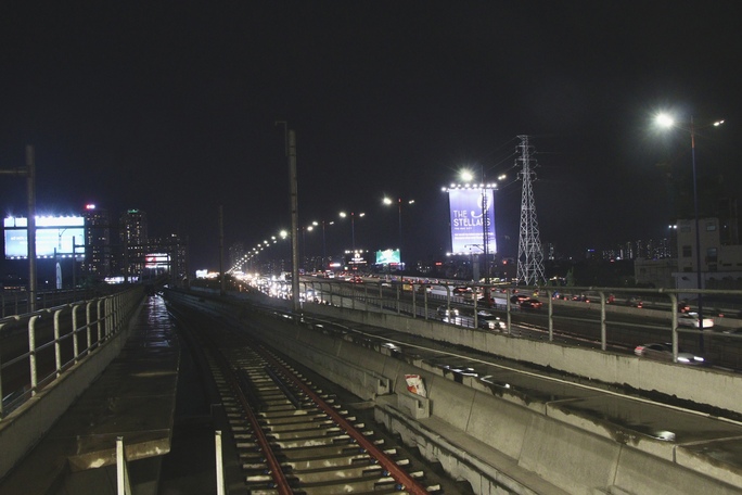 Cận cảnh nhà ga trên cao lớn nhất tuyến Metro số 1 - Ảnh 8.