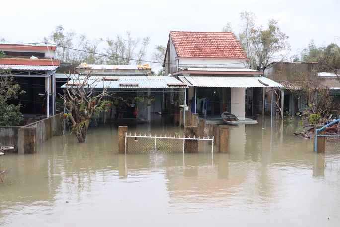Nhiều nơi ở Quảng Nam ngập sâu hơn 2 m, nước tràn qua Quốc lộ 1 - Ảnh 8.