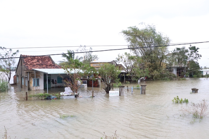 Nhiều nơi ở Quảng Nam ngập sâu hơn 2 m, nước tràn qua Quốc lộ 1 - Ảnh 9.