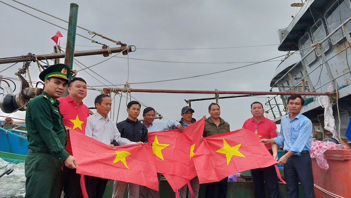 Trao 10.000 lá cờ Tổ quốc cho ngư dân tỉnh Quảng Trị - Ảnh 5.