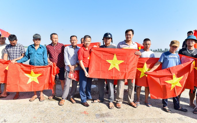 Trao tặng 10.000 lá cờ Tổ quốc cho ngư dân Thanh Hóa - Ảnh 1.