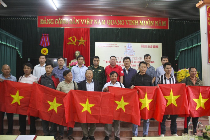 Trao 10.000 lá cờ Tổ quốc cho ngư dân tỉnh Quảng Trị - Ảnh 6.