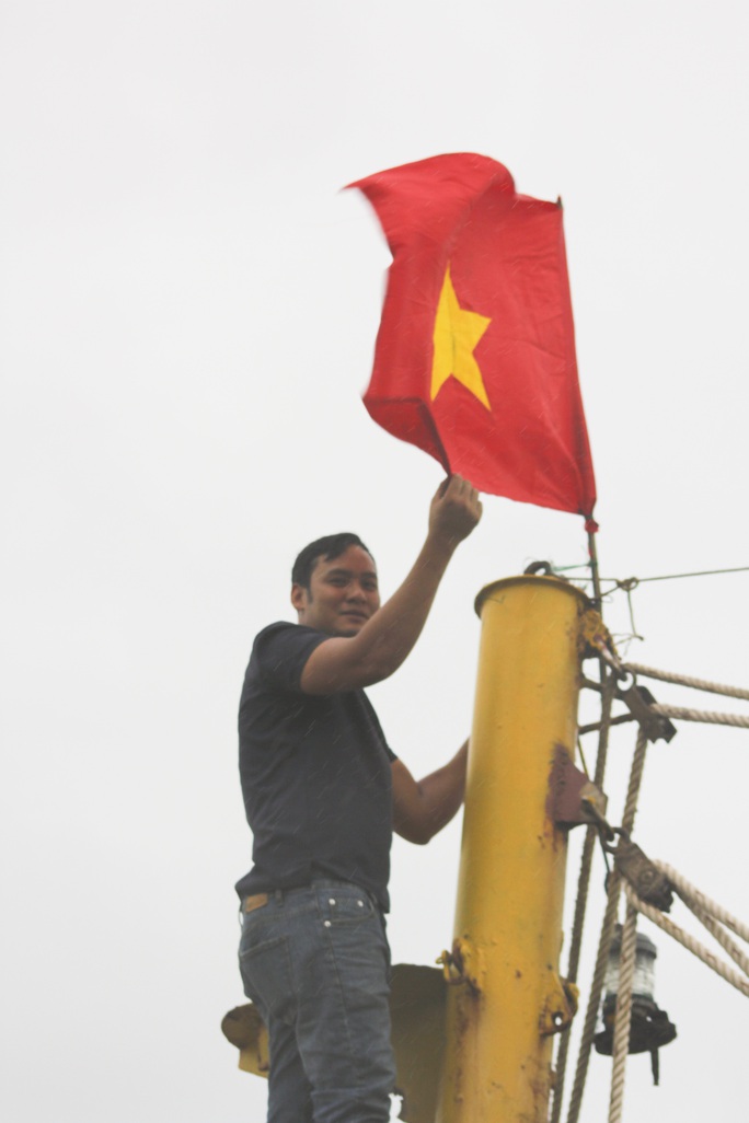 Trao 10.000 lá cờ Tổ quốc cho ngư dân tỉnh Quảng Trị - Ảnh 4.