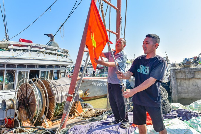 Trao tặng 10.000 lá cờ Tổ quốc cho ngư dân Thanh Hóa - Ảnh 10.