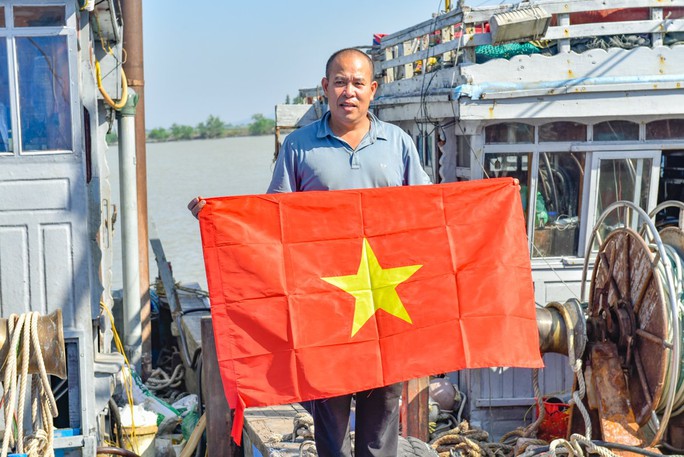 Trao tặng 10.000 lá cờ Tổ quốc cho ngư dân Thanh Hóa - Ảnh 9.