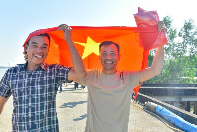 Trao tặng 10.000 lá cờ Tổ quốc cho ngư dân Thanh Hóa - Ảnh 8.