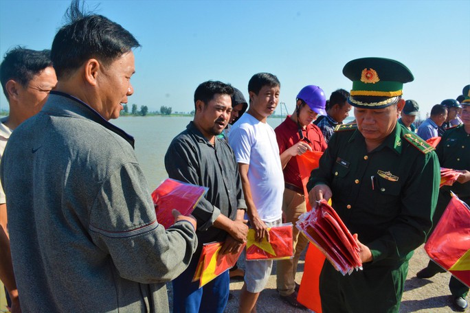 Trao tặng 10.000 lá cờ Tổ quốc cho ngư dân Thanh Hóa - Ảnh 6.