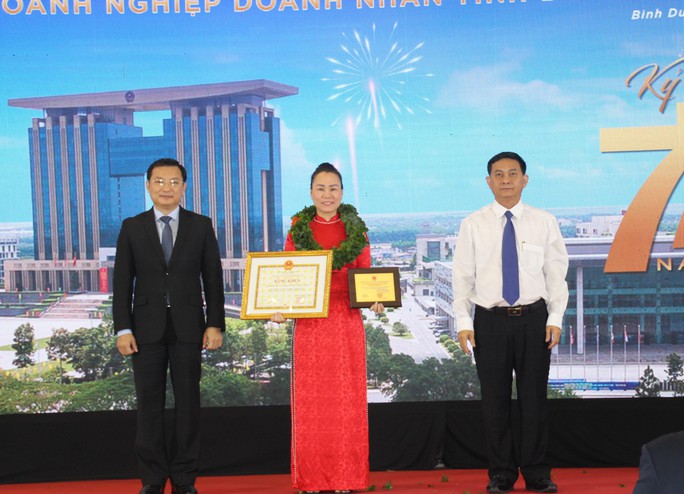 Bình Dương tôn vinh doanh nghiệp và doanh nhân tiêu biểu năm 2022 - Ảnh 3.