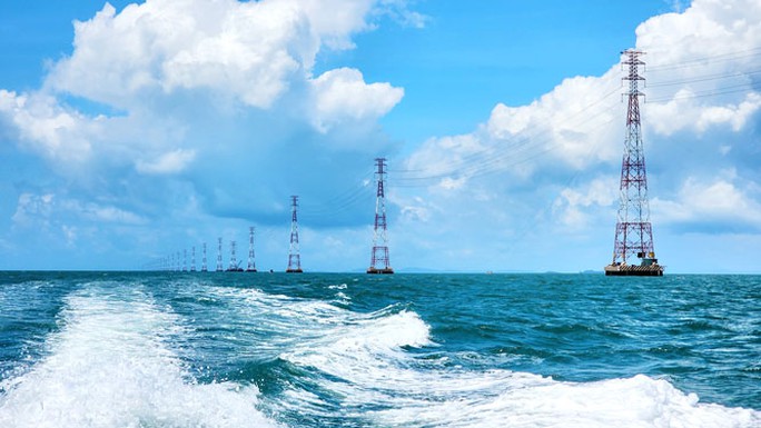 Vượt biển đưa điện ra Phú Quốc - Ảnh 1.