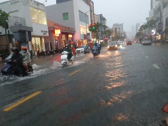 Bão số 5 gây mưa lớn, đường phố Đà Nẵng ngập, 2 tàu cá Khánh Hòa bị chìm  - Ảnh 3.