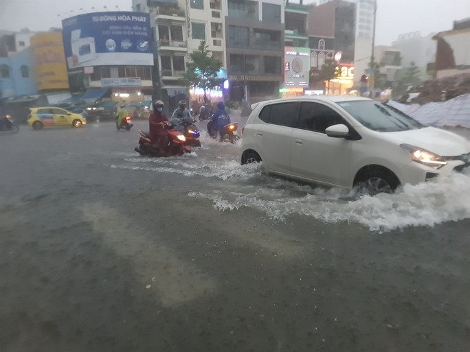 Bão số 5 gây mưa lớn, đường phố Đà Nẵng ngập, 2 tàu cá Khánh Hòa bị chìm  - Ảnh 5.