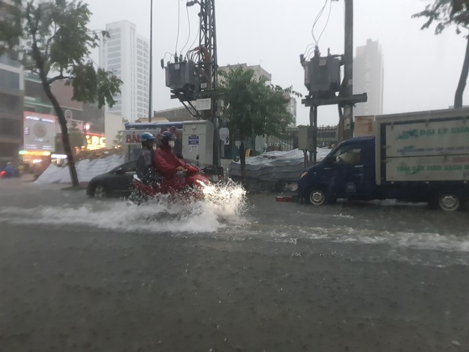 Bão số 5 gây mưa lớn, đường phố Đà Nẵng ngập, 2 tàu cá Khánh Hòa bị chìm  - Ảnh 7.