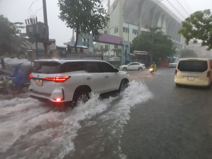 Bão số 5 gây mưa lớn, đường phố Đà Nẵng ngập, 2 tàu cá Khánh Hòa bị chìm  - Ảnh 2.