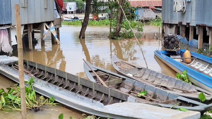 CHÙM ẢNH: Những “ốc đảo” vùng đầu nguồn lũ ở miền Tây - Ảnh 14.