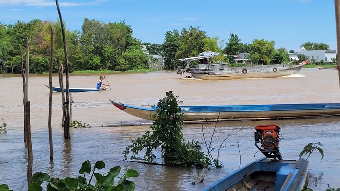 CHÙM ẢNH: Những “ốc đảo” vùng đầu nguồn lũ ở miền Tây - Ảnh 16.