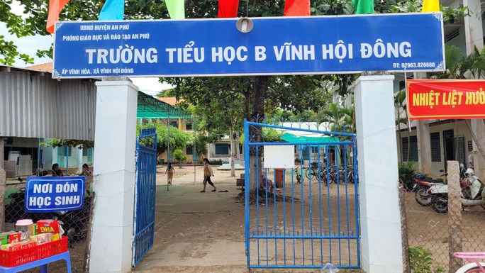 CHÙM ẢNH: Những “ốc đảo” vùng đầu nguồn lũ ở miền Tây - Ảnh 17.