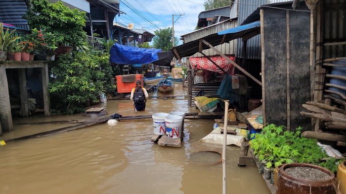 CHÙM ẢNH: Những “ốc đảo” vùng đầu nguồn lũ ở miền Tây - Ảnh 21.