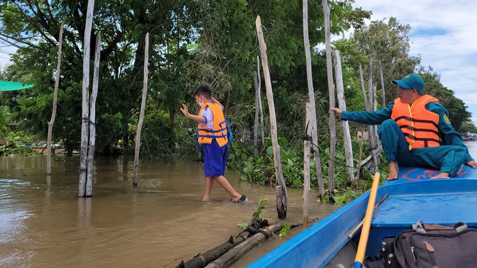 CHÙM ẢNH: Những “ốc đảo” vùng đầu nguồn lũ ở miền Tây - Ảnh 23.