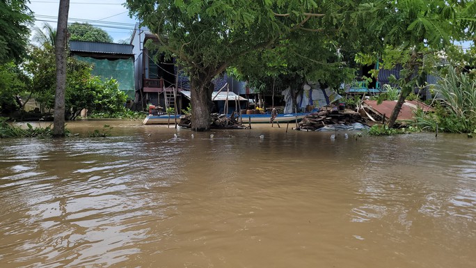 CHÙM ẢNH: Những “ốc đảo” vùng đầu nguồn lũ ở miền Tây - Ảnh 3.