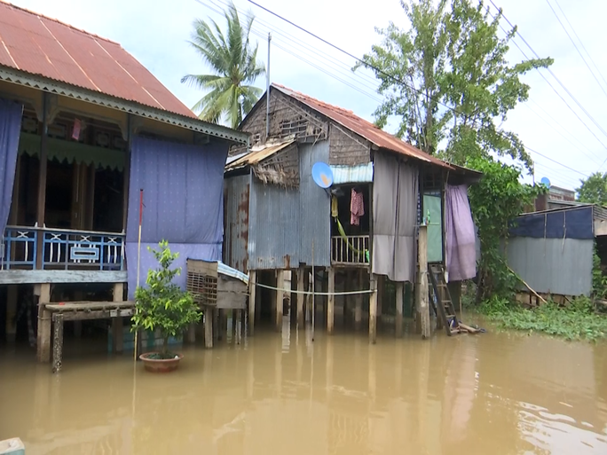 CHÙM ẢNH: Những “ốc đảo” vùng đầu nguồn lũ ở miền Tây - Ảnh 4.