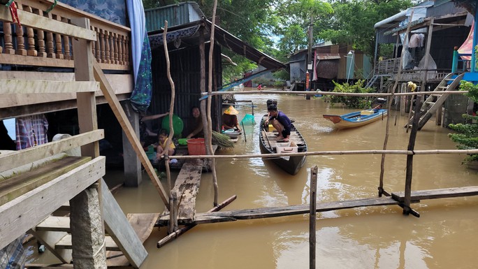 CHÙM ẢNH: Những “ốc đảo” vùng đầu nguồn lũ ở miền Tây - Ảnh 7.