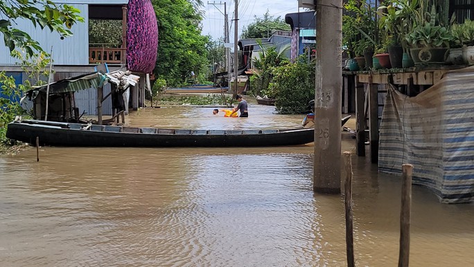 CHÙM ẢNH: Những “ốc đảo” vùng đầu nguồn lũ ở miền Tây - Ảnh 9.