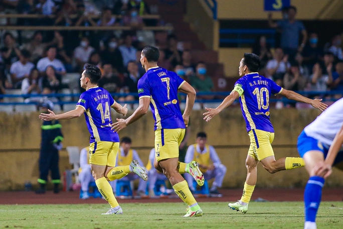 Văn Hậu ghi bàn cho Hà Nội FC sau hơn 4 năm, Bầu Hiển vỗ tay tán thưởng - Ảnh 2.