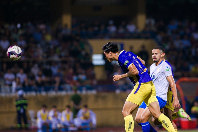 Văn Hậu ghi bàn cho Hà Nội FC sau hơn 4 năm, Bầu Hiển vỗ tay tán thưởng - Ảnh 3.