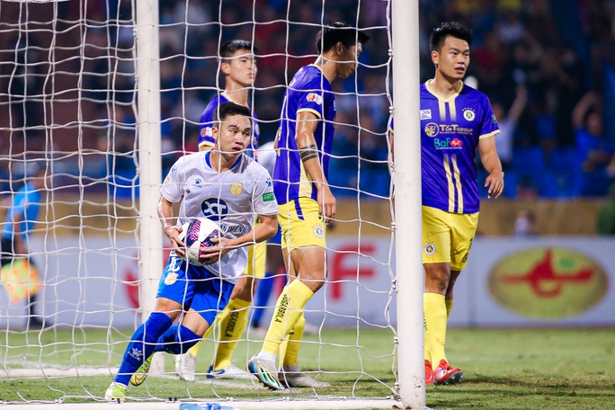 Văn Hậu ghi bàn cho Hà Nội FC sau hơn 4 năm, Bầu Hiển vỗ tay tán thưởng - Ảnh 10.