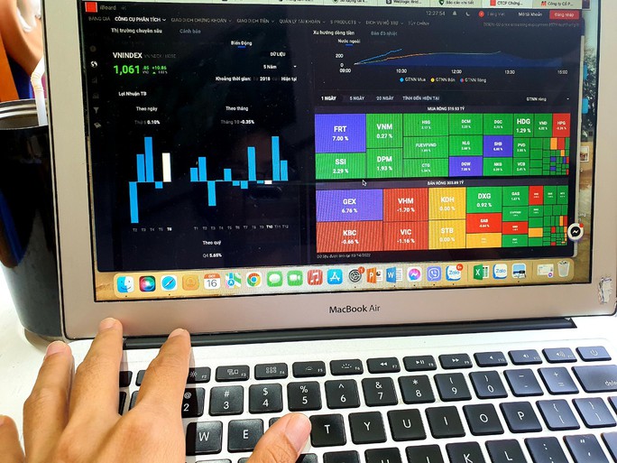 Cổ phiếu hôm nay 16-10: Nhà đầu tư đã chán chứng khoán? - Ảnh 3.
