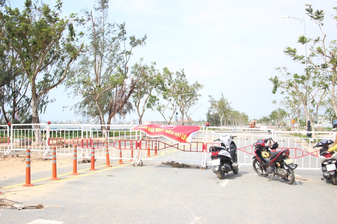 21 điểm sạt lở chia cắt bán đảo Sơn Trà, Đà Nẵng nỗ lực dọn đá gạt bùn - Ảnh 5.