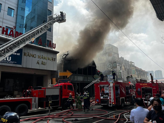 Đám cháy gần chợ Bến Thành đã được dập tắt hoàn toàn - Ảnh 6.