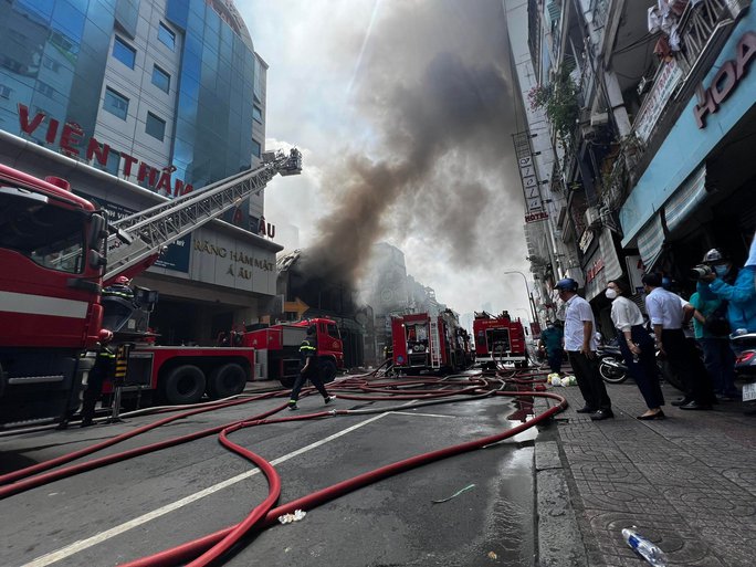 Đám cháy gần chợ Bến Thành đã được dập tắt hoàn toàn - Ảnh 3.