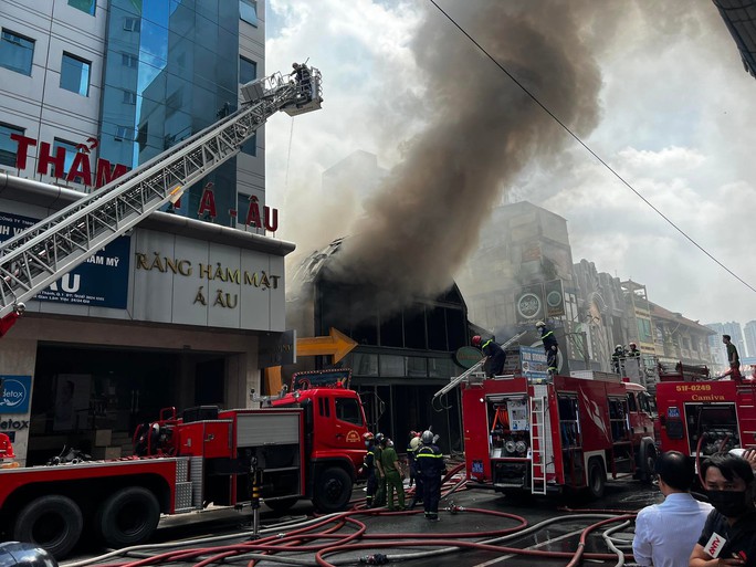 Đám cháy gần chợ Bến Thành đã được dập tắt hoàn toàn - Ảnh 7.