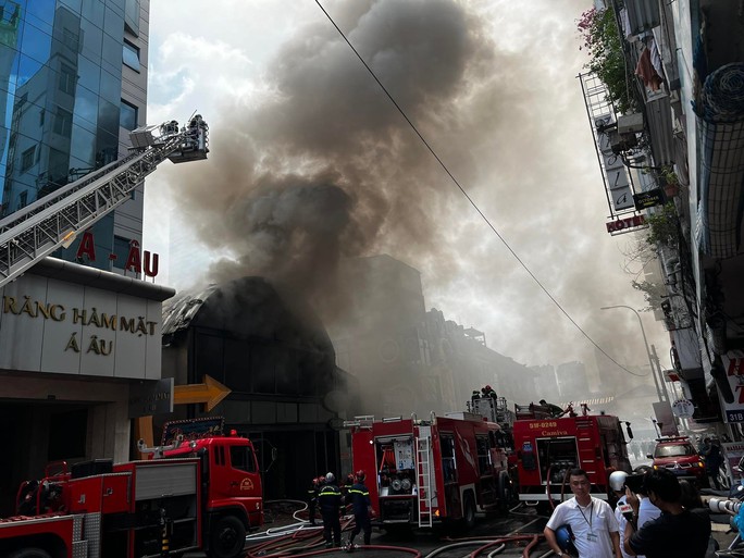 Đám cháy gần chợ Bến Thành đã được dập tắt hoàn toàn - Ảnh 4.