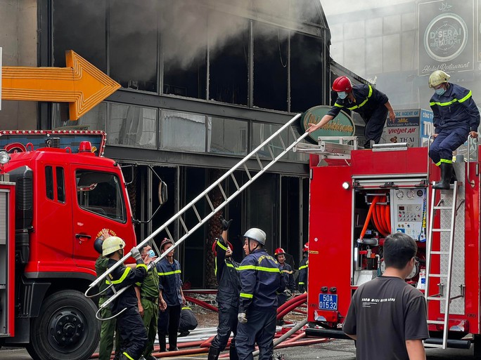 Đám cháy gần chợ Bến Thành đã được dập tắt hoàn toàn - Ảnh 5.