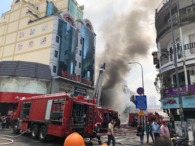 Đám cháy gần chợ Bến Thành đã được dập tắt hoàn toàn - Ảnh 2.