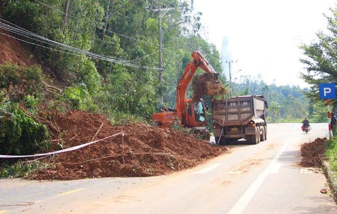 21 điểm sạt lở chia cắt bán đảo Sơn Trà, Đà Nẵng nỗ lực dọn đá gạt bùn - Ảnh 2.