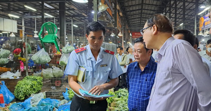 3 giờ sáng, Bộ trưởng Lê Minh Hoan xuất hiện ở chợ đầu mối Bình Điền - Ảnh 4.