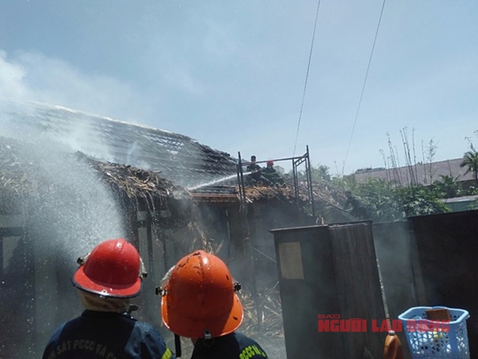 CLIP: Cháy lớn tại khu resort đang xây dựng trái phép ở Phú Quốc - Ảnh 4.