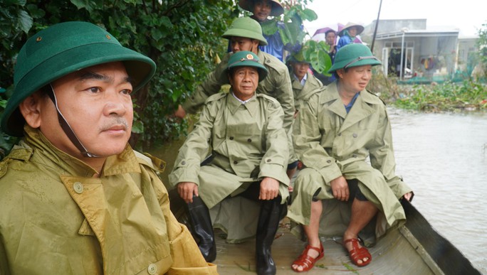 Phó Thủ tướng Lê Văn Thành vượt lũ đến thăm người dân ở Thừa Thiên - Huế - Ảnh 1.